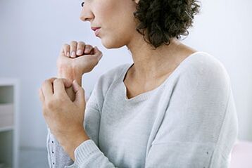 Psoriasis an den Händen eines Mädchens.