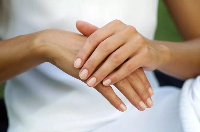 Mädchen versteckt Psoriasis